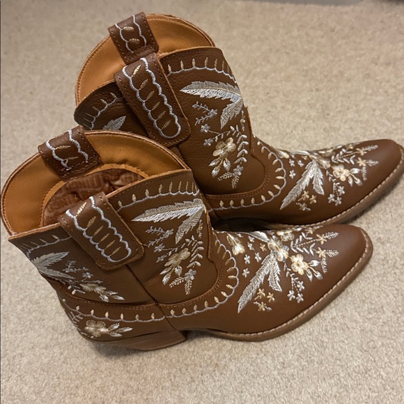 Dingo Brown and White Embroidered Heeled Boots - Picture 3 of 10